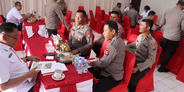 FOTO : HUMAS POLRES GUMAS/MATA KALTENG - Suasana audit kinerja tahap pertama aspek perencanaan dan pengorganisasian tahun 2025, yang dilakukan tim audit Itwasda Polda Kalteng, di Aula Bhayangkari Polres Gumas, Senin, 10 Februari 2025.