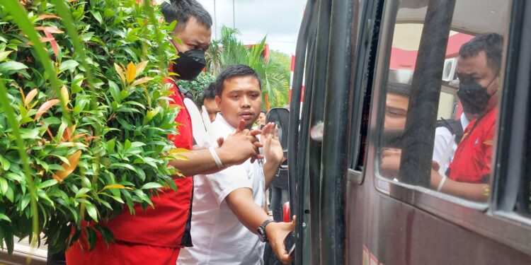 FOTO" RZL/MATAKALTENG - Tersangka Brigpol Anton Kurniawan, pada saat hendak dilimpahkan dari Polda Kalteng ke kejaksaan.