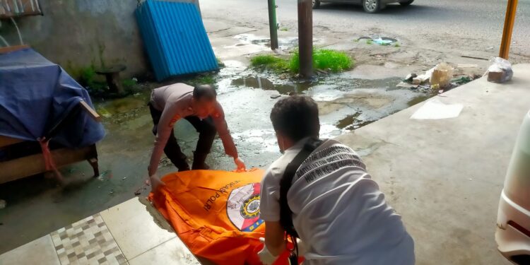 FOTO: MATAKALTENG - Jasad pria tanpa identitas pada saat dievakuasi oleh Polsek Ketapang.