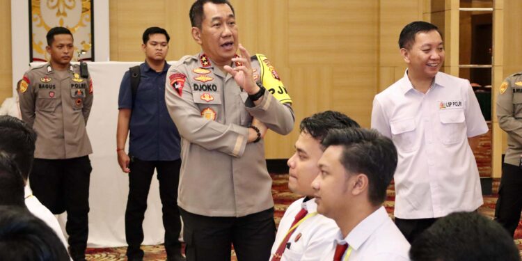 FOTO: MATAKALTENG - Kapolda Kalteng, Irjen Pol Djoko Poerwanto, pada saat meninjau sertifikasi penyidik dan penyidik pembantu.