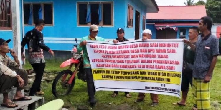 Foto:IST/MATA KALTENG - Aksi warga desa Rawasari menuntut kepala desa atas kasus pemotongan bansos belum lama ini.