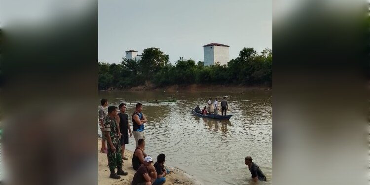 FOTO: IST/MATAKALTENG - Nampak warga dan aparat sedang melakukan pencarian kedua korban tenggelam di sungai Mentaya, Kecamatan Mentaya Hulu. Rabu, 12 Februari 2025.