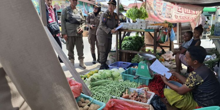 Foto: DIAN/MATA KALTENG - Penertiban pedagang di pasar keramat Sampit,13 Februari 2025.