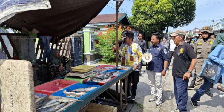 Foto: DIAN/MATA KALTENG - Penertiban pedagang pasar keramat, Sampit.