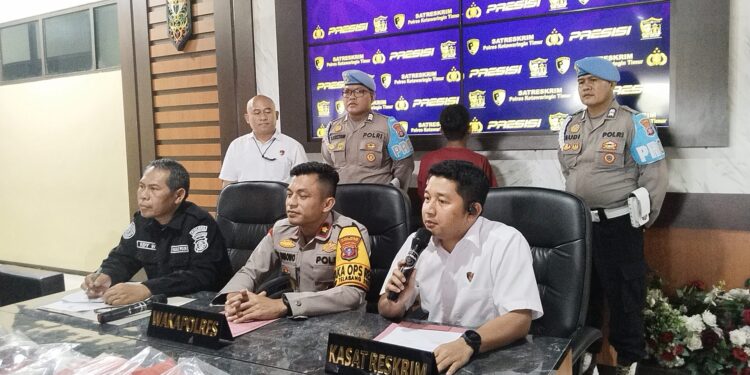 FOTO: AGUS/MATAKALTENG- Pelaku pembunuhan seorang wanita di sebuah barak di Kecamatan Telawang, Kotim saat diamankan polisi.