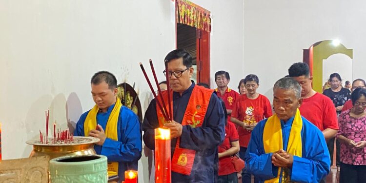 Foto: IST/MATA KALTENG - Perayaan Cap Go Meh di Kelenteng Harmoni, 12 Februari 2025 malam.