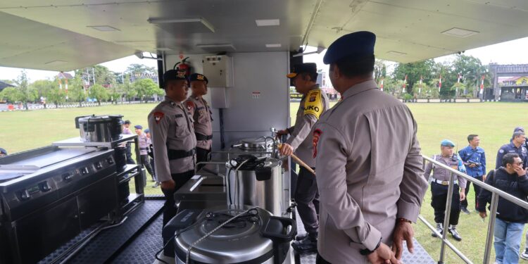 FOTO: MATAKALTENG - Kapolda Kalteng, Irjen Pol Djoko Poerwanto, pada saat mengecek peralatan kendaraan dapur lapangan.