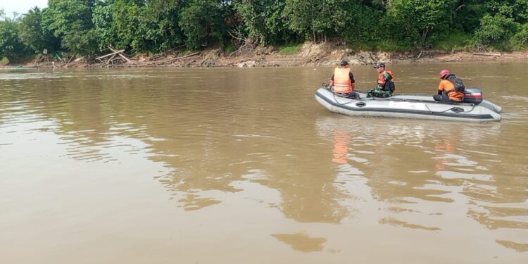 FOTO: IST/MATAKALTENG - Tim SAR dan BPBD dan instasi lainnya sedang melakukan pencarian korban tenggelam di sungai Mentaya, Kecamatan Mentaya Hulu, Kotim. Kamis, 13 Februari 2025.