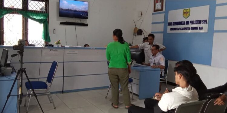 FOTO : DISDUKCAPIL GUMAS/MATA KALTENG - Pegawai disdukcapil melakukan pelayanan adminduk, Rabu, 12 Februari 2025.