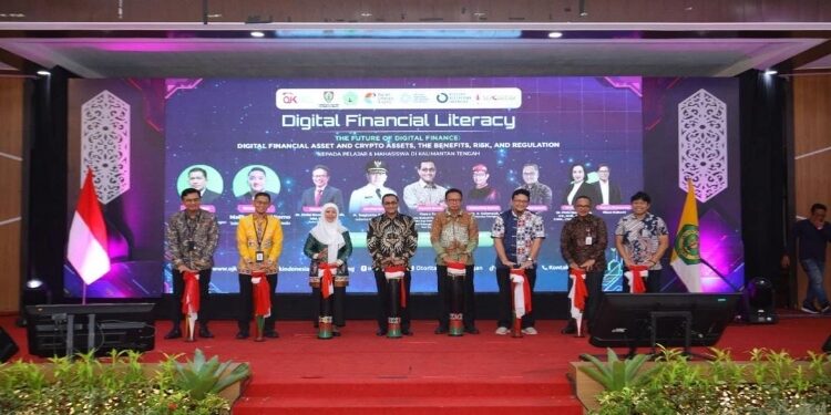 FOTO: IST/MATAKALTENG - Foto bersama disela kegiatan Kuliah Umum Literasi Keuangan, di Aula Palangka Universitas Palangka Raya.