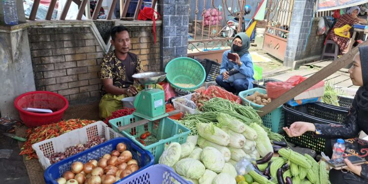 Foto: DIAN/MATA KALTENG - Pedagang di Pasar Keramat Sampit.