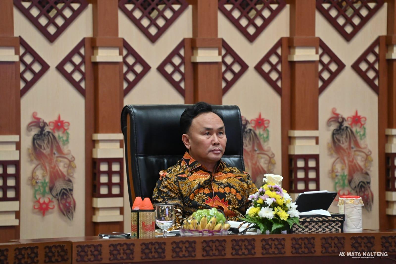 Gubernur Kalteng Tanda Tangani Kebijakan Penghentian Angkutan Barang Sektor Pertambangan dan Kehutanan