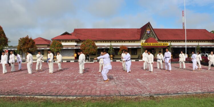 FOTO : HUMAS POLRES GUMAS/MATA KALTENG - Bintara remaja Polres Gumas mengikuti latihan bela diri Polri, Jumat, 14 Februari 2025.