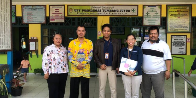 FOTO : BPJS KESEHATAN/MATA KALTENG - Petugas BPJS Kesehatan saat berfoto bersama dengan pegawai puskesmas, usai melakukan internalisasi kebijakan pengusulan peserta Jamkerda melalui faskes, di Puskesmas Tumbang Jutuh, belum lama ini.