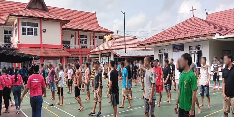FOTO: IST/MATAKALTENG - Suasana saat warga binaan melaksanakan olahraga di Lapas Kelas IIB Sampit.