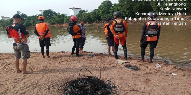 FOTO: IST/MATAKALTENG - Tim SAR gabungan saat proses pencarian korban tenggelam di Sungai Mentaya Hulu. 