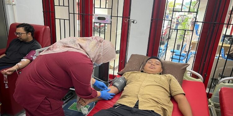 FOTO: IST/MATAKALTENG - Proses donor darah di PMI Kotim.