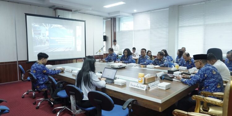 FOTO: IST/MATAKALTENG - Staf Ahli Gubernur Kalteng, Bidang Ekonomi, Keuangan dan Pembangunan Yuas Elko saat menghadiri secara virtual Rapat Koordinasi Pengendalian Inflasi Tahun 2025 dan Pembahasan Persiapan Angkutan Lebaran Tahun 2025.