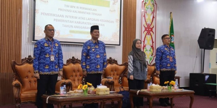 FOTO: PROKOM SERUYAN/MATA KALTENG - Pj Bupati Seruyan, Djainuddin Noor (dua dari kiri) saat pelaksanaan agenda entry meeting pemeriksaan interim atas Laporan Keuangan Pemerintah Kabupaten Seruyan tahun anggaran 2024 di Aula Badan Keuangan dan Aset Daerah (BKAD) setempat, Senin 17 Februari 2025.