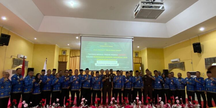 Foto : AKH/MATAKALTENG - Pj Sekda dan Kepala Kajari Sukamara bersama kepala OPD peserta sosialisasi upaya preventif dalam tindak pidana korupsi.