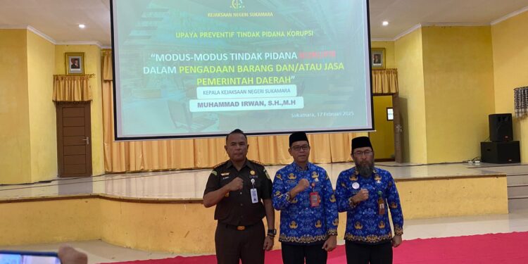 Foto : AKH/MATAKALTENG - Pj Sekda Sukamara Yofi Yudistira bersama Kajari Sukamara, M Irwan dan Staf Ahli Bupati Bidang Kemasyarakatan dan Sumber Daya Manusia, Zul Khaidir .