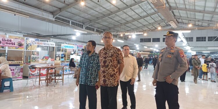 Foto:IST/MATA KALTENG - Pj Sekda Kotim saat kunjungi swalayan UMKM di Sampit.