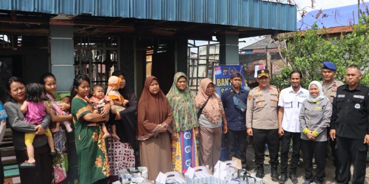 FOTO: AGUS/MATAKALTENG- Penyerahan bantuan sembako untuk korban kebakaran di eks kamar 20, Keluarahan Sawahan, Kecamatan MB Ketapang, Kotim, yang dilakukan oleh PWI Kotim dan Polres Kotim dalam rangka HPN 2025. Senin, 17 Februari 2025.