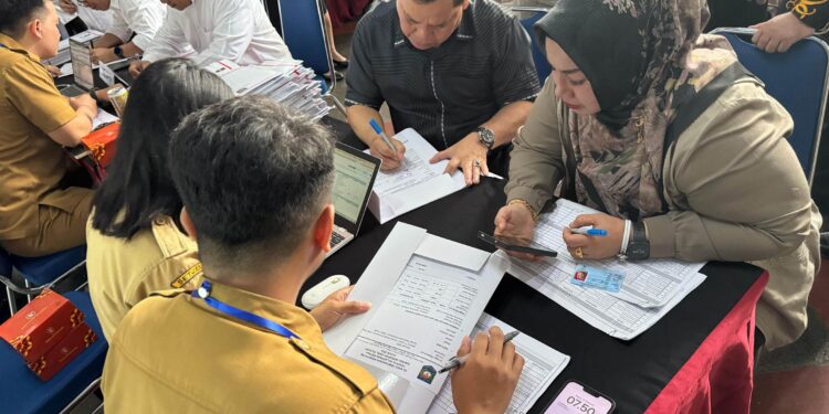 Foto:IST/MATA KALTENG - Bupati dan wakil bupati kabupaten Kotawaringin Timur terpilih saat melakukan registrasi pelantikan serentak, 17 Februari 2025