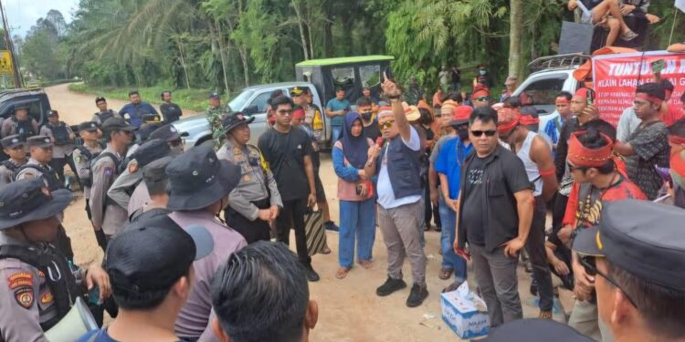 Foto:IST/MATA KALTENG - Warga yang tuntut perusahaan agar melakukan ganti rugi lahan di Kecamatan Mentaya Hilir Utara, Kotim pada Oktober 2024 lalu.