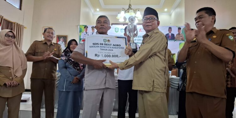 Foto:DIAN/MATA KALTENG - Penyerahan penghargaan sekolah adiwiyata tahun 2024 oleh DLH Kotim belum lama ini.