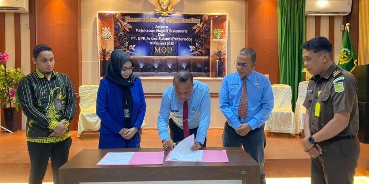 Foto AKH MATAKALTENG - Kajari Sukamara M Irwan saat mendatangi MoU dengan Dirut BPR Artha Sukma, Ida Rumiana.