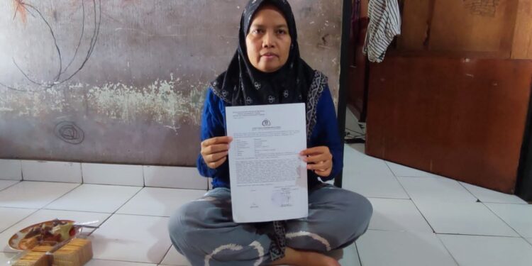 FOTO: MATAKALTENG - Korban penipuan oknum Bhayangkari, Marliana menunjukkan bukti laporan pada November 2024 lalu.