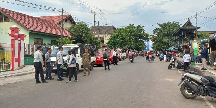 FOTO: IST/MATAKALTENG - Penertiban pedagang di Pasar Subuh yang parkir di badan jalan belum lama ini.