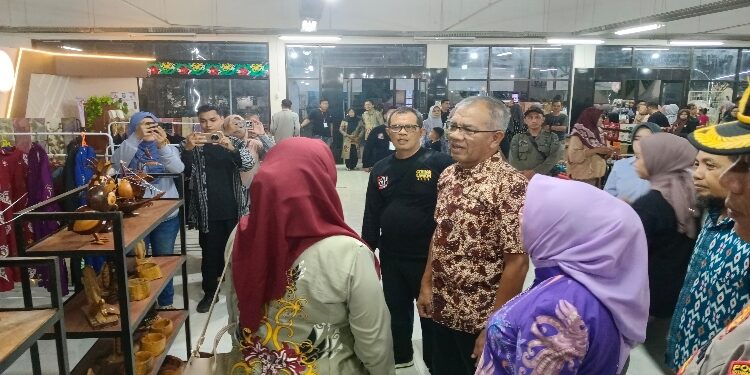 FOTO: IST/MATA KALTENG - Pj Sekda Kotim Sanggul Lumban Gaol saat melihat sejumlah pelaku UMKM di swalayan UMKM.