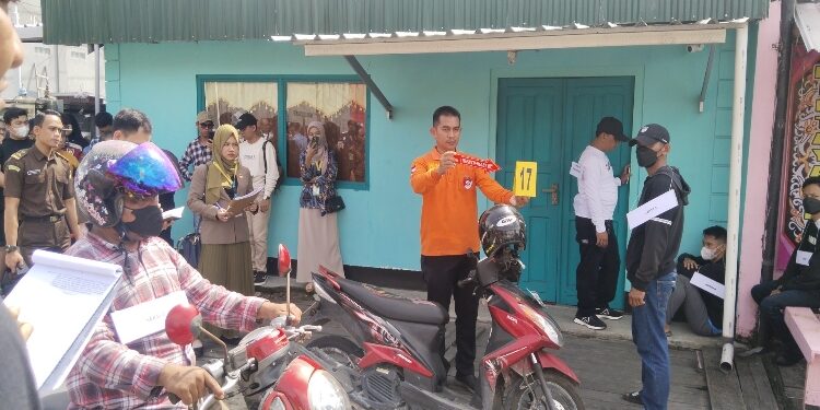 FOTO: AGUS/MATAKALTENG - Rekonstruksi kasus penganiayaan berat almarhum Ansori Muslim didepan rumah tersangka A, Jalan Suprapto, Kota Sampit, Rabu 19 Februari 2025.