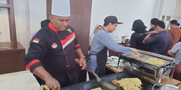 FOTO: DIAN/MATA KALTENG - Live cooking midtown express dalam acara launching menu Ramadan 2025.
