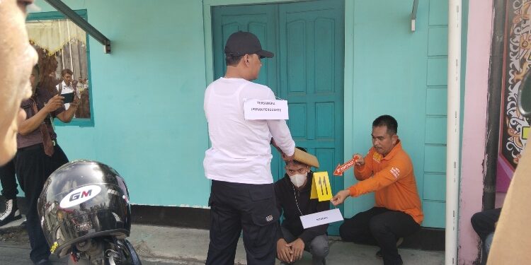 FOTO: AGUS/MATAKALTENG - Rekonstruksi pelaku saat memukul kepala korban menggunakan kayu. 