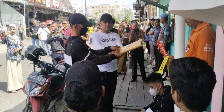 FOTO: AGUS/MATAKALTENG - Rekonstruksi penganiayaan berat yang menyebabkan kematian terhadap almarhum Ansori Muslim, Rabu 19 Februari 2025.