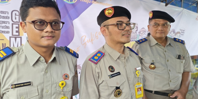 Kepala Kantor BPN Kabupaten Seruyan, Nurhamzah Adi Nugroho (tengah).