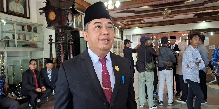 Ketua DPRD Kotim, Rimbun.