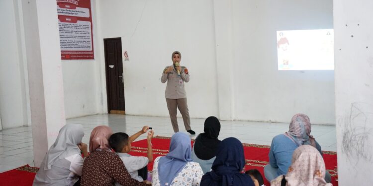 FOTO: MATAKALTENG - Ahli Gizi Rumkit Bhayangkara Polda Kalteng, Penata Desi Ramayanti, pada saat memberikan edukasi kepada warga.
