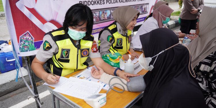 FOTO: MATAKALTENG - Petugas Rumkit Bhayangkara Polda Kalteng, pada saat memberikan pelayanan kesehatan kepada warga di CFD.