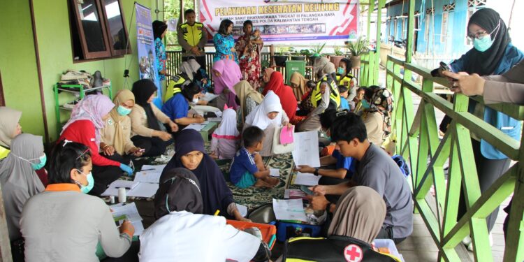 FOTO: MATAKALTENG - Petugas Rumkit Bhayangkara pada saat memberikan pelayanan kesehatan kepada warga.