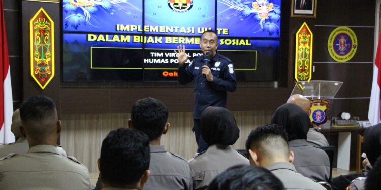 FOTO: MATAKALTENG - Ketua Tim Virtual Police Bidhumas Polda Kalteng, Ipda Shamsudin pada saat memberikan edukasi bijak bermedia sosial dan jauhi judi online.