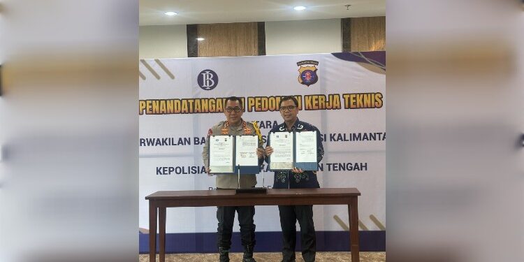 FOTO: MATAKALTENG - Kapolda Kalteng, Irjen Pol Djoko Poerwanto bersama Kepala Perwakilan Bank Indonesia Kalteneg, Yuliansah Andrias, usai melakukan penandatanganan kesepahaman pedoman kerja teknis.