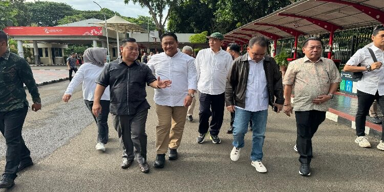 FOTO: IST/MATAKALTENG - Bupati Kotim Halikinnor (baju hitam) sebelum acara pelantikan kepala daerah di Jakarta.