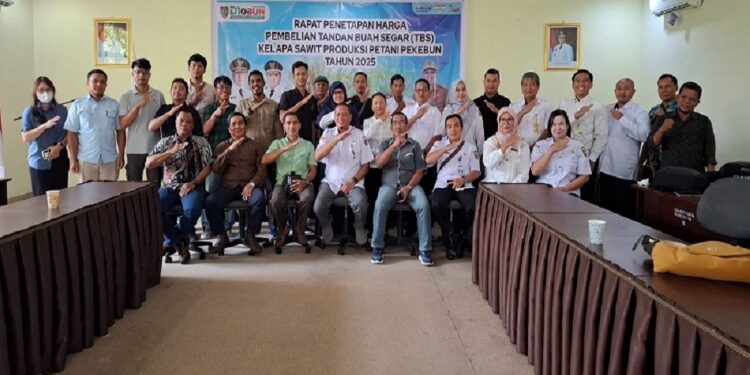 FOTO: IST/MATAKALTENG - Rapat Penetapan Harga Pembelian Tandan Buah Segar, Kelapa Sawit Produksi Pekebun.