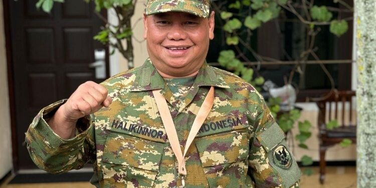 Bupati Kotawaringin Timur, Halikinnor mengenakan seragam retret.