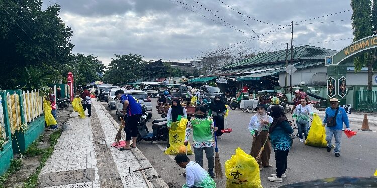 FOTO: IST/MATA KALTENG - Kegiatan bakti sosial membersihkan sampah di sekitaran Kota Sampit oleh pemerintah Kotim, Sabtu 21 Februari 2025.
