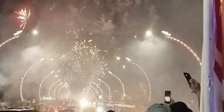 FOTO:DOK/MATA KALTENG - Pesta kembang api di Terowongan Nur Mentaya Sampit saat malam tahun baru 2025.